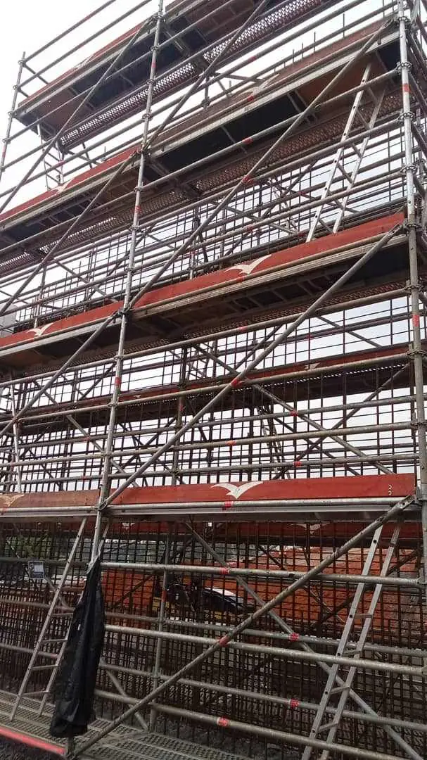 Échafaudage de façade multidirectionnel monté par ARMAPOSE