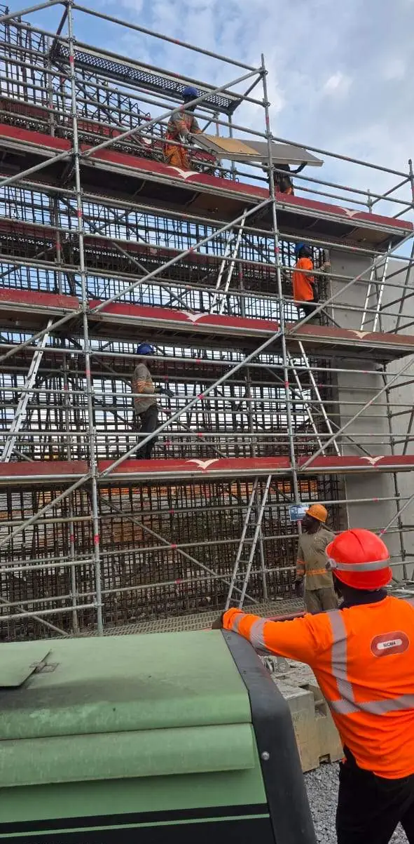 Équipes au travail sur un échafaudage de façade