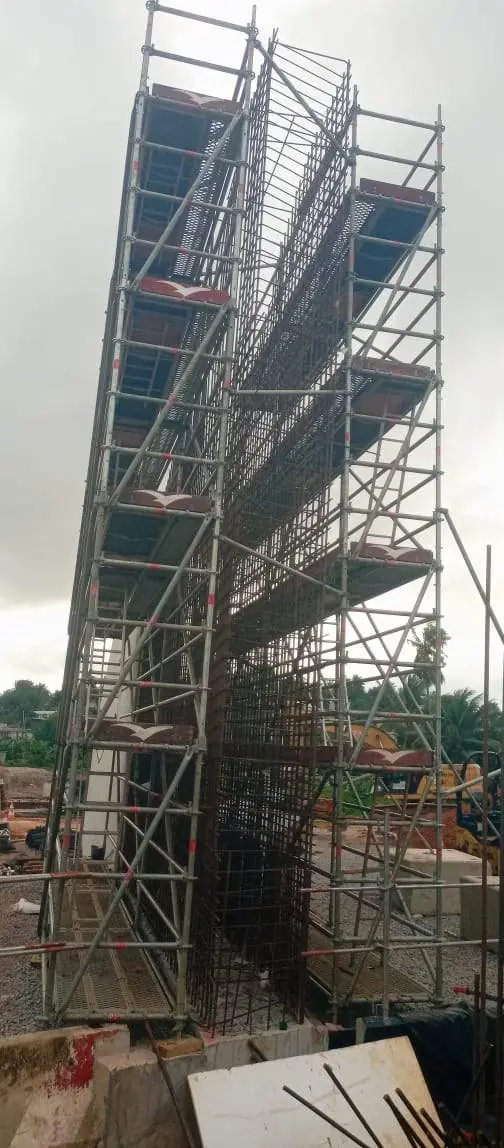 Échafaudage et étaiement de grande hauteur autour d'un ouvrage vertical